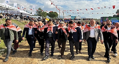 Niyazi Şahin'den Deve Güreşlerine Destek