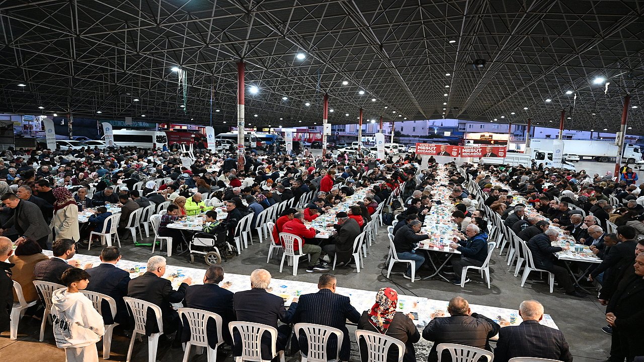 Başkan Böcek İlk İftarı Altınova’da Yaptı