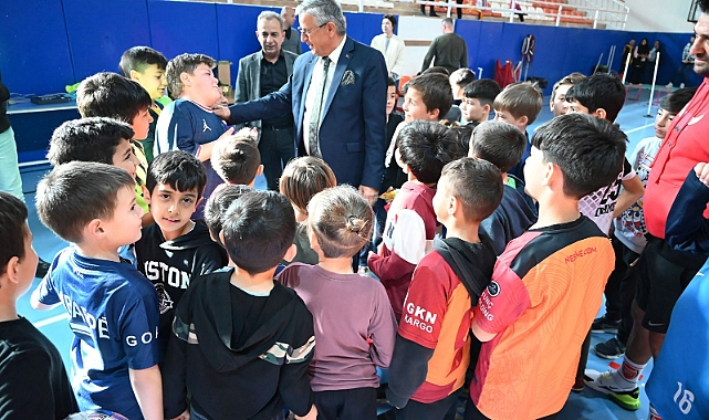 Başkan Topaloğlu, Spor Salonu’nda öğrencileri ziyaret etti