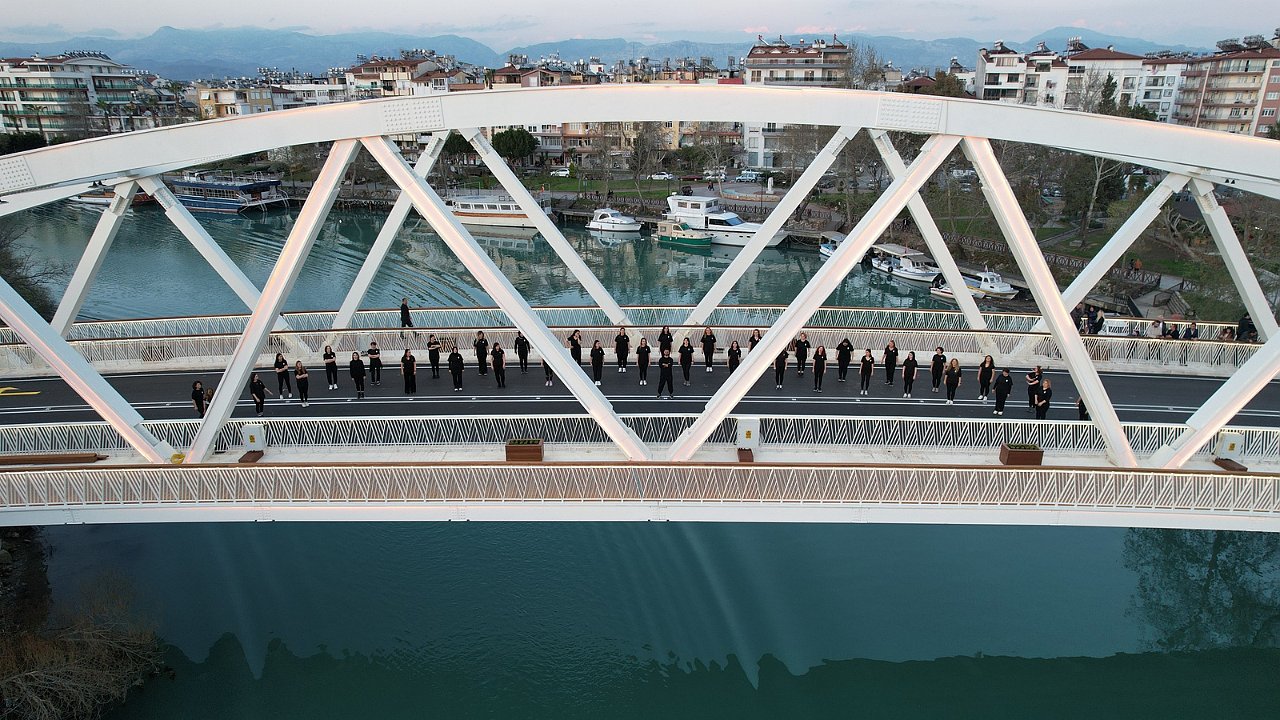 MANAVGAT KÖPRÜSÜNDE 41 KADIN