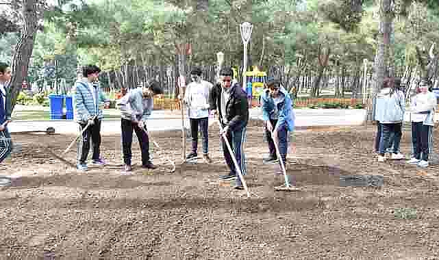 ÖĞRENCİLER HAYATPARK’I ÇİMLENDİRDİ