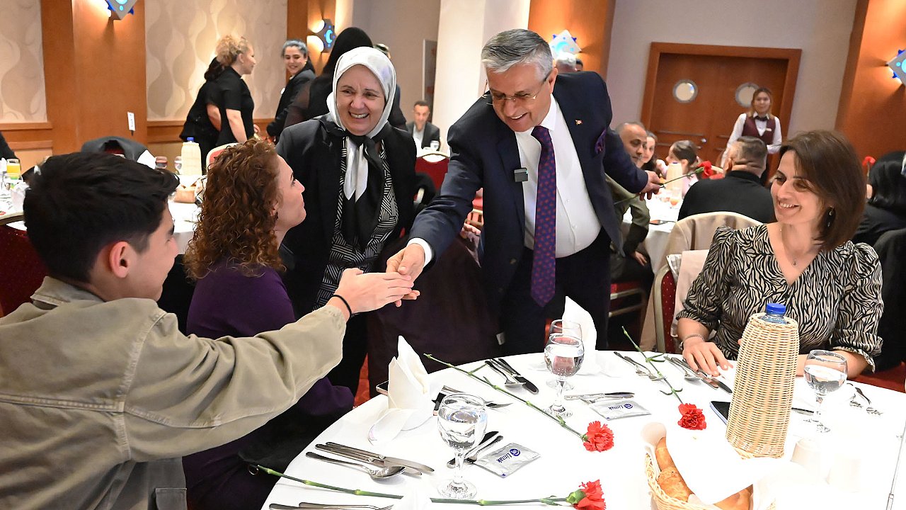 PERSONELE KARANFİL DAĞITTI