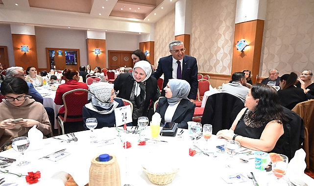 PERSONELE KARANFİL DAĞITTI
