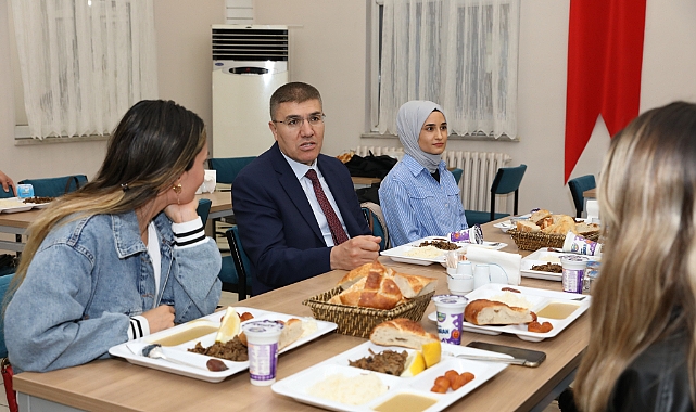 REKTÖR DALGAR, ULUSLARARASI ÖĞRENCİLERLE İFTARDA BULUŞTU