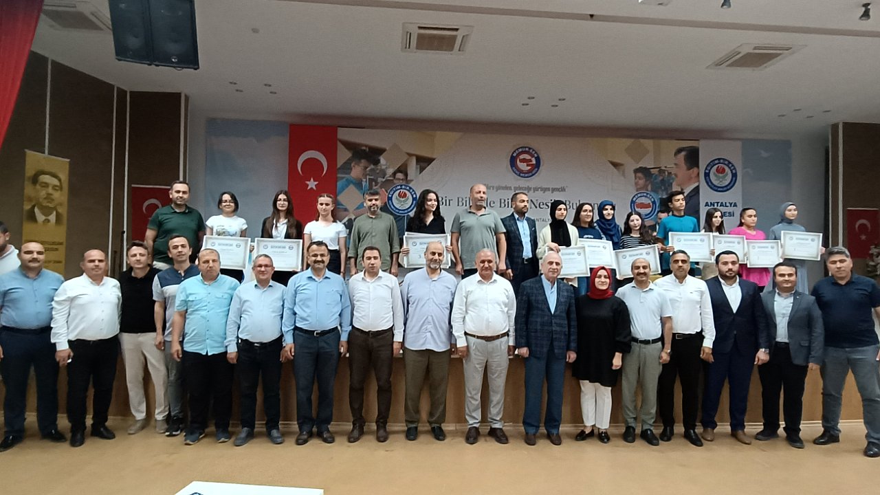 GENÇ ZİHİNLER ÖDÜLLENDİRİLDİ