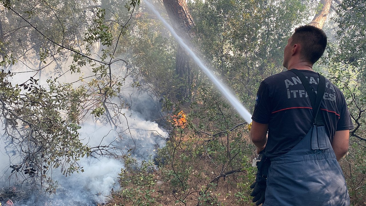 ANTALYA BÜYÜKŞEHİR İTFAİYESİ ALEVLERLE MÜCADELE EDİYOR