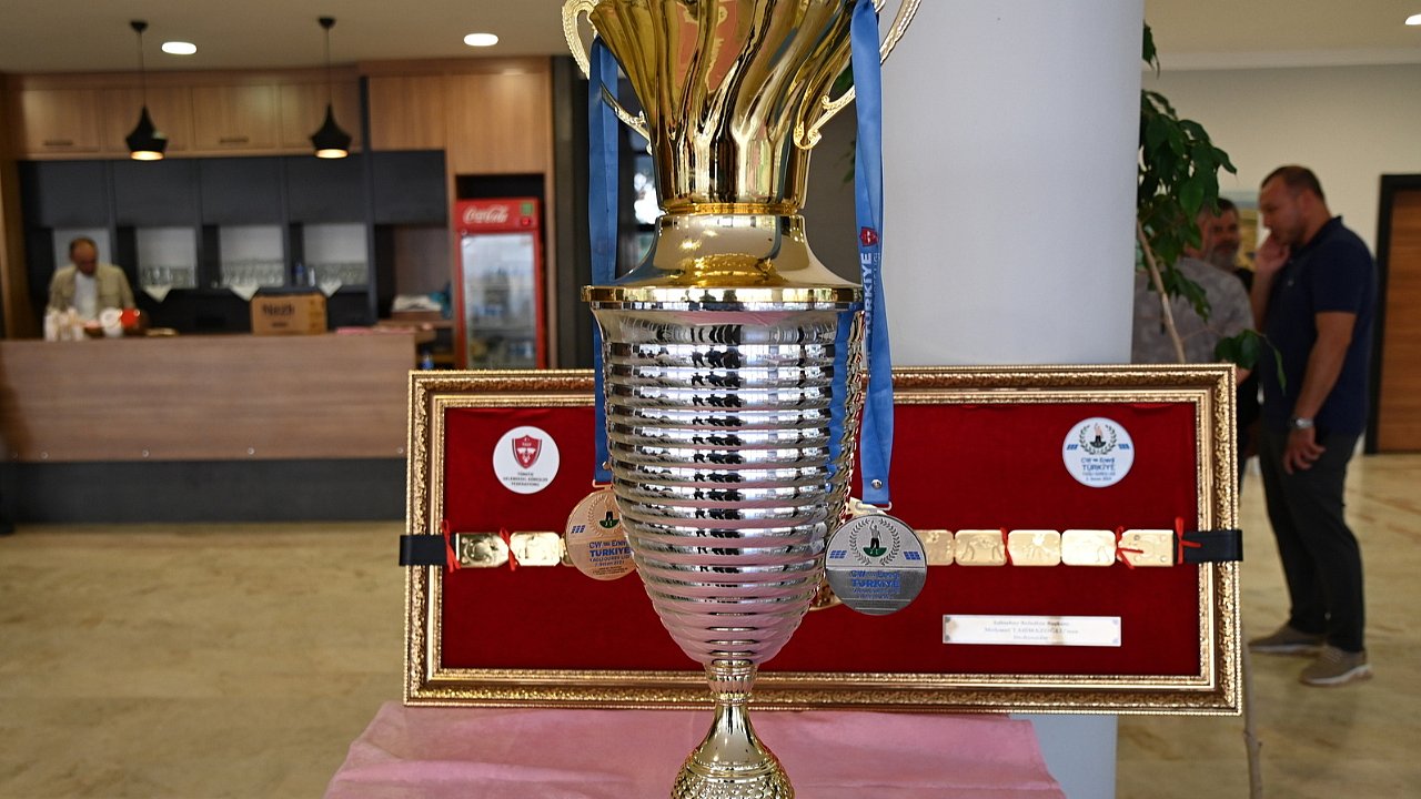 BAŞKAN KARA’DAN GÜREŞÇİLERE ÖDÜL