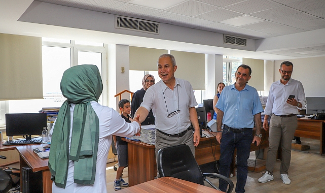 BELEDİYE PERSONELİ İLE BAYRAMLAŞTI