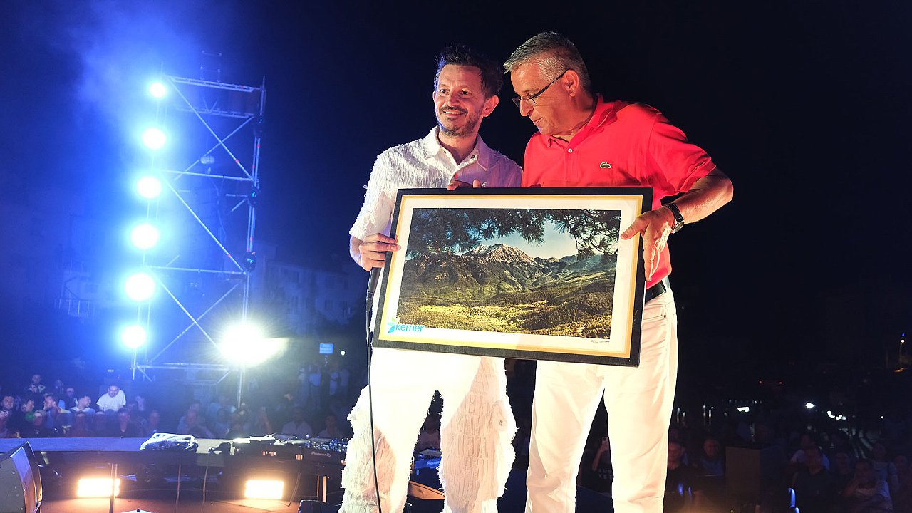 KEMER’DE BURAK YETER COŞKUSU