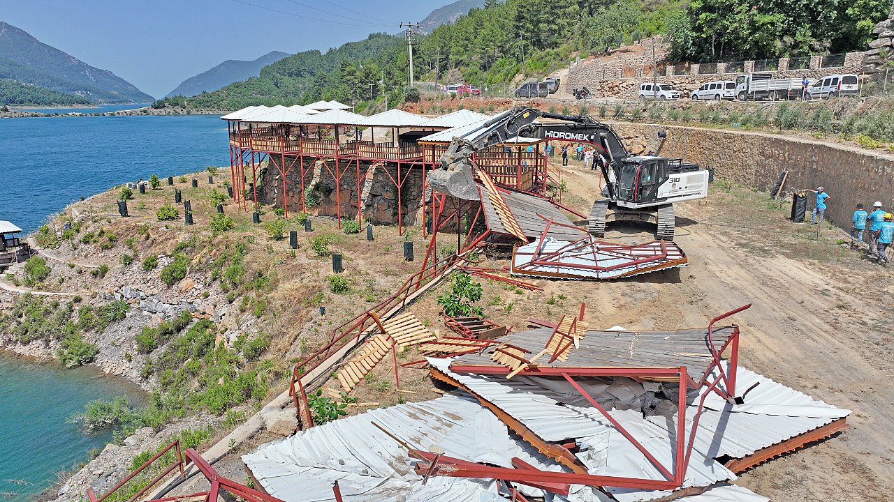 RUHSATSIZ 34 ÇARDAK YIKILDI