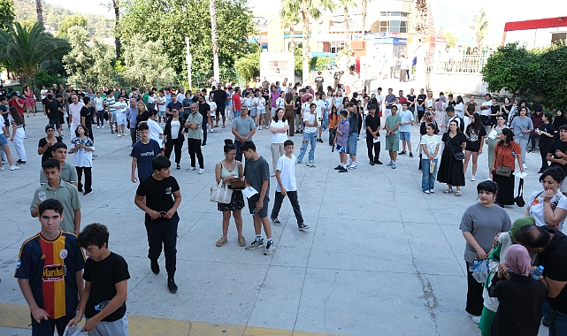 SINAV ÖNCESİ ÖĞRENCİLERE SU VE ŞEKER
