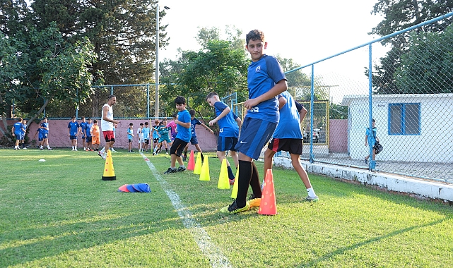 GELECEĞİN FUTBOLCULARIYLA BİR ARAYA GELDİ
