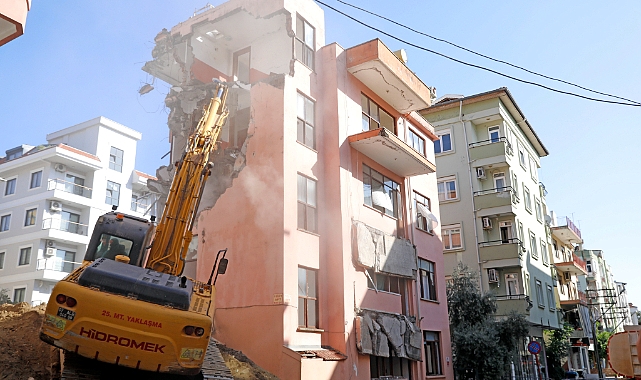 ALANYA BELEDİYESİ METRUK BİNAYI YIKTI