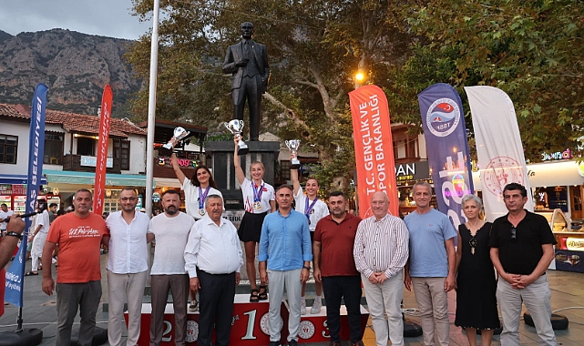 BAŞKAN BÖCEK’DEN ŞAHİKA ERCÜMEN’E : ‘BU GURUR BİZE YETER’