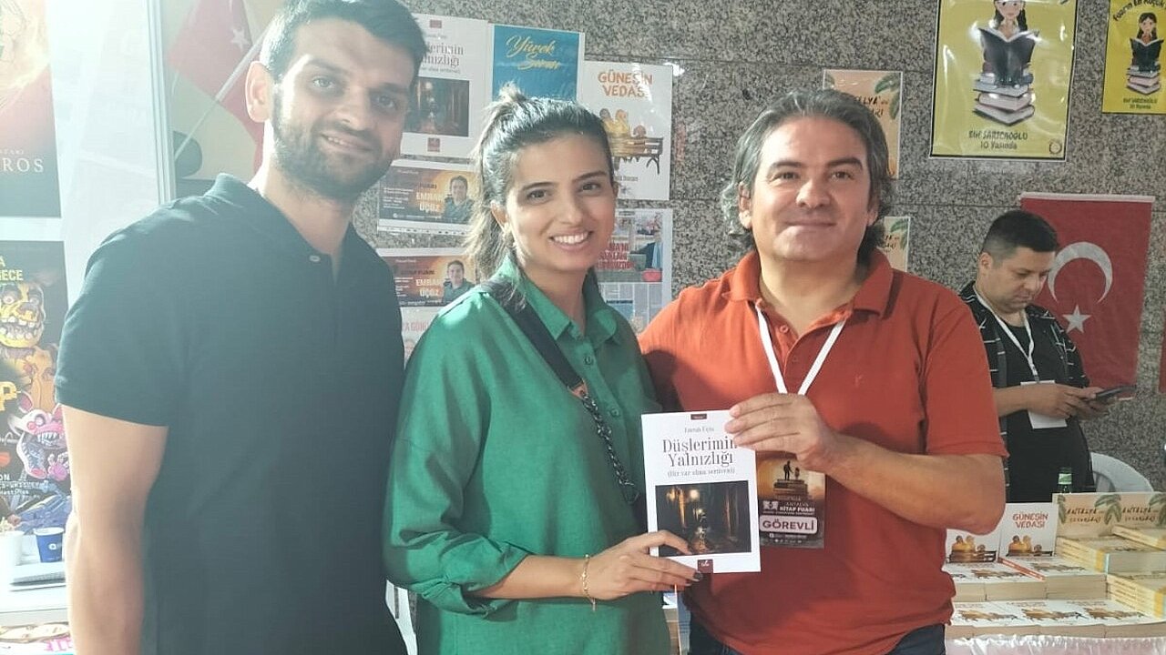 EMRAH ÜÇÖZ, ANTALYA KİTAP FUARI'NDA OKURLARIYLA BULUŞTU