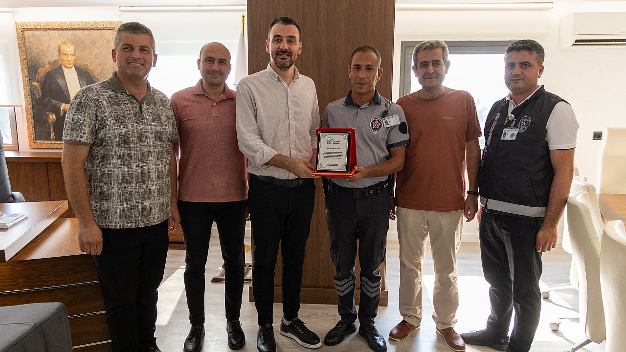KAHRAMAN GÜVENLİK GÖREVLİSİNE PLAKET