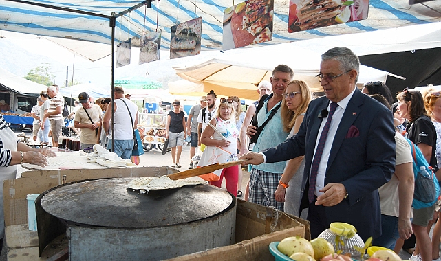 BAŞKAN TOPALOĞLU’NDAN PAZAR ESNAFINA ZİYARET