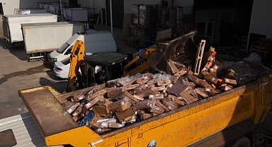 AKSU’DA ZABITA EKİPLERİ SAĞLIKSIZ GIDAYA GEÇİT VERMEDİ, 25 TON ÜRÜN İMHA EDİLDİ