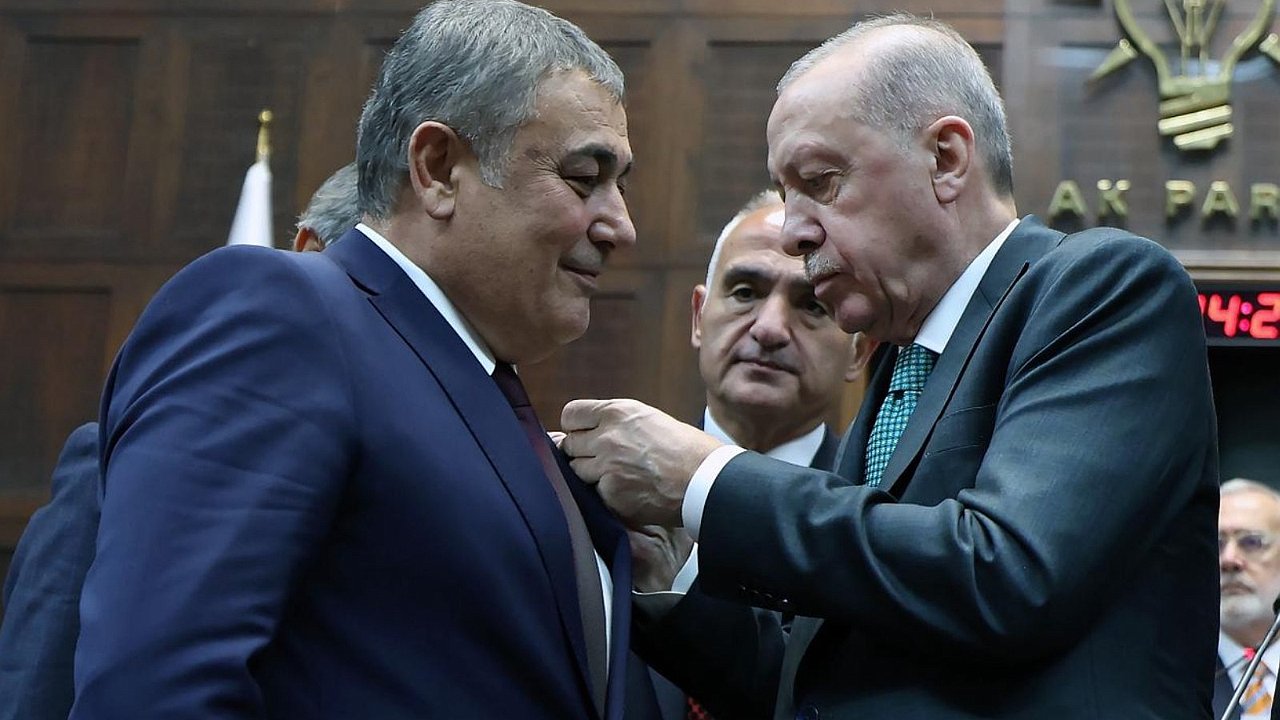 İSA YILDIRIM, ROZETİNİ TAKARAK AK PARTİ AİLESİNE KATILDI