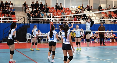 KEMER BELEDİYE VOLEYBOLCULARI BÜYÜK ALKIŞ TOPLADI