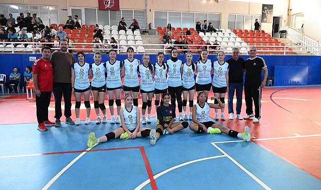 KEMER BELEDİYE VOLEYBOLCULARI BÜYÜK ALKIŞ TOPLADI 