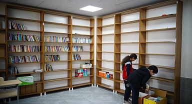 KONYAALTI BELEDİYESİ OKUL KÜTÜPHANESİNE KİTAP BAĞIŞI YAPTI