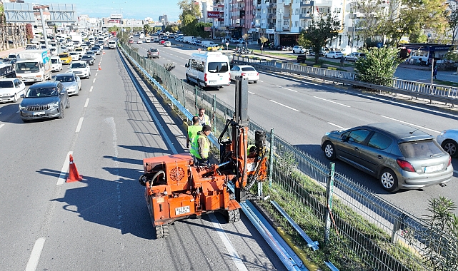 BÜYÜKŞEHİR’DEN GAZİ BULVARI’NDA OTOKORKULUK ÇALIŞMASI
