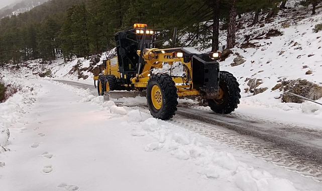BÜYÜKŞEHİR EKİPLERİNİN KARLA MÜCADELE ÇALIŞMASI SÜRÜYOR