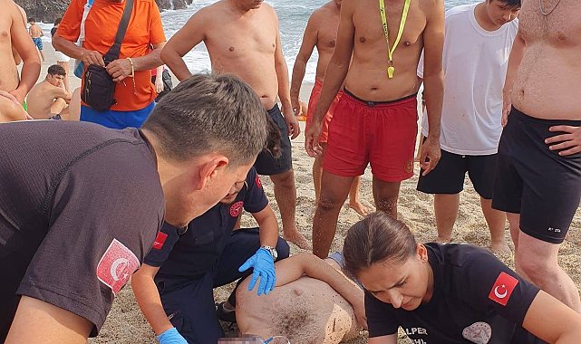 Alanya'da boğulma tehlikesi geçiren tatilciyi cankurtaran kurtardı