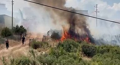 Anız tarlasındaki yangın, yerleşim yerlerine sıçramadan söndürüldü