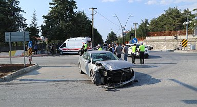 Askeri ambulans ve otomobiller çarpıştı: 2 yaralı