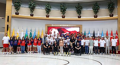 Başkan Vekili Özdemir şampiyon sporcuları ağırladı