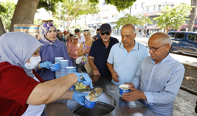 Büyükşehir Belediyesi aşure ikramına devam ediyor