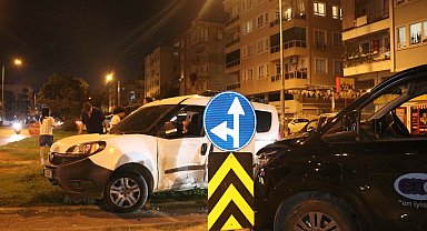 Çarpışmanın etkisiyle refüje çıkan araç hurdaya döndü: 3 yaralı