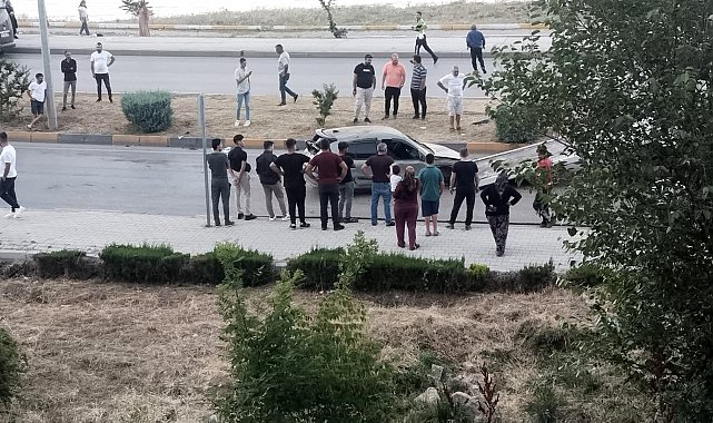 El frenini çekmeyi unuttuğu otomobilin altında kalıp öldü