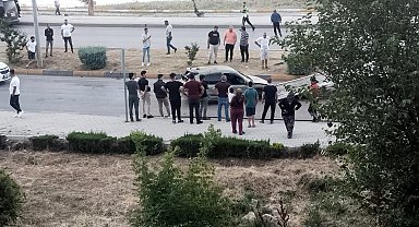 El frenini çekmeyi unuttuğu otomobilin altında kalıp öldü