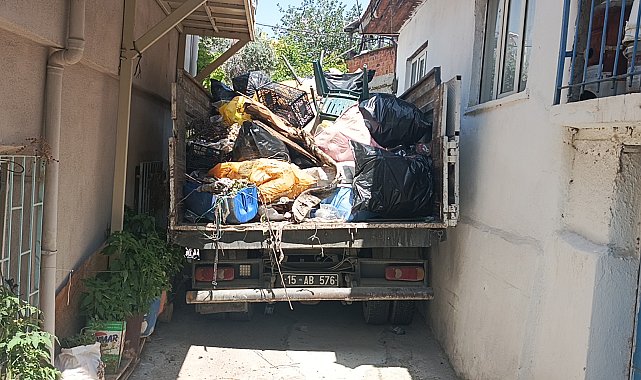 Evden 3 kamyon çöp boşaltıldı