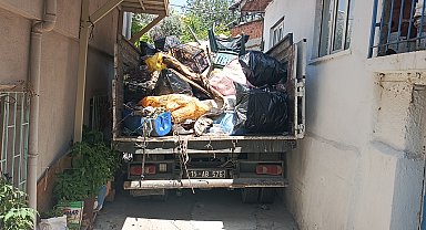 Evden 3 kamyon çöp boşaltıldı