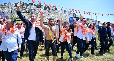 Feslikan'da başpehlivan Erkan Taş