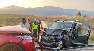 Hafif ticari araç ile otomobil kafa kafaya çarpıştı: 2 ölü, 4 yaralı