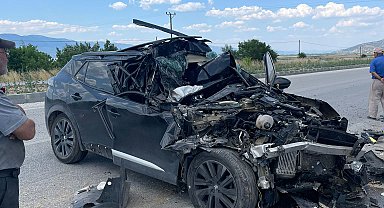 Kamyonetle çarpışan otomobilin sürücüsü yaralandı