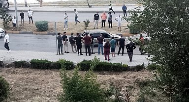Kazaya karışan otomobil refüjü aşıp karşı şeride savruldu: 2 yaralı
