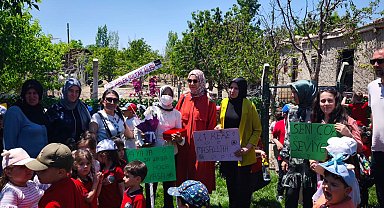 Minik öğrencilerden öğretmenlerine moral ziyareti