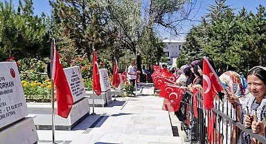 Öğrencilerden şehitlik ziyareti