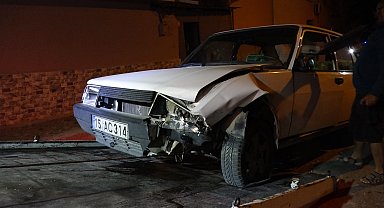 Önce park halindeki 2 araca, ardından karşı yönden gelen otomobile çarptı