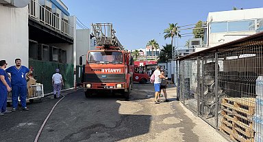 Otelin geri dönüşüm deposunda yangın
