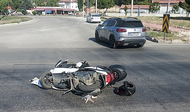 Otomobille çarpışan motosikletteki 2 kişi yaralandı