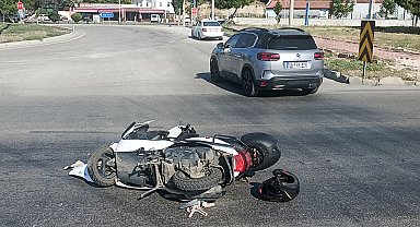 Otomobille çarpışan motosikletteki 2 kişi yaralandı