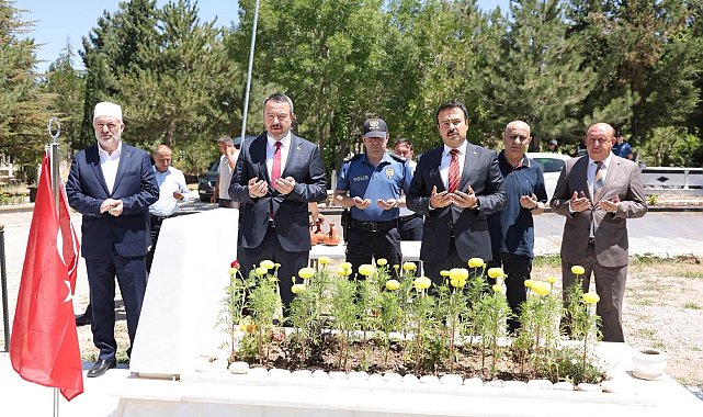 Protokolden şehitlik ziyareti