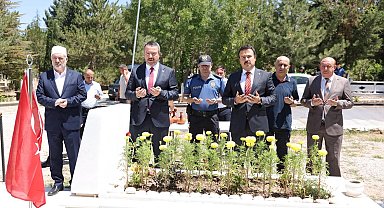Protokolden şehitlik ziyareti